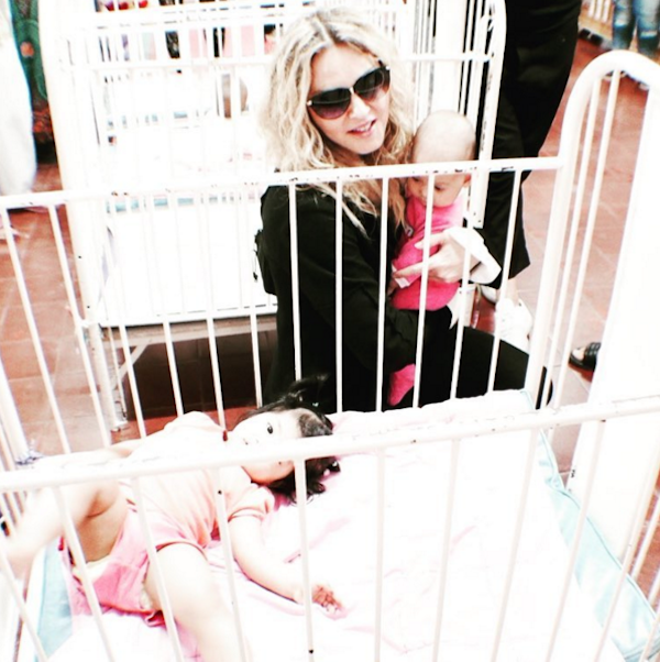 Madonna durante a visita ao orfanato (Foto: Instagram)