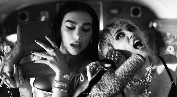 Miley Cyrus e Dua Lipa durante as filmagens do clipe da canção Prisoner (Foto: Instagram)