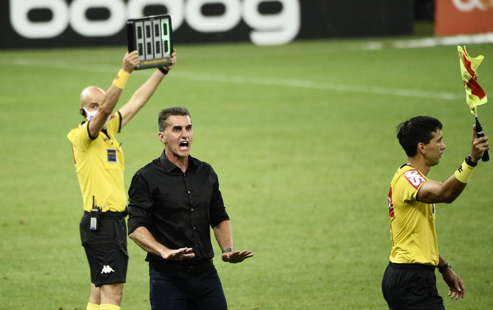 Mancini vê Corinthians mais intenso, comemora saída do 