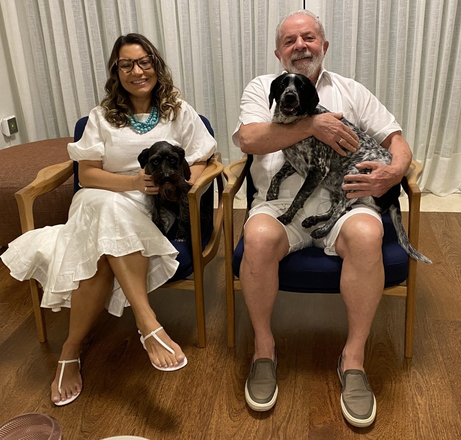 Lula e Janja com as cachorrinhas Resistência e Paris