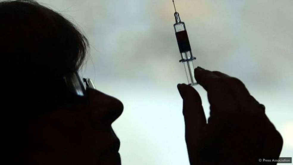A vacinação pode ajudar a preparar o sistema imunológico humano para lutar contra os vírus, tornando mais difícil que eles se espalhem — Foto: PA via BBC
