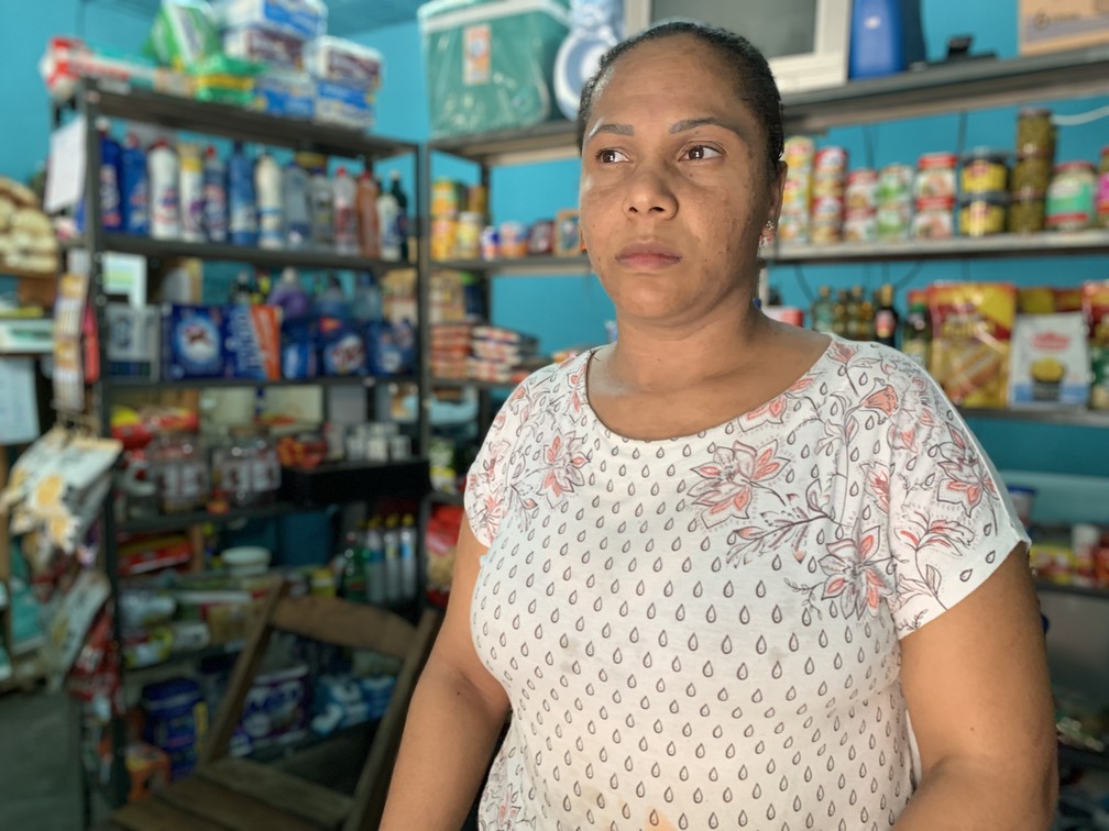 A comerciante Flávia Antônia da Silva acredita que não conseguirá manter o negócio por muito mais tempo — Foto: Raquel Freitas/G1