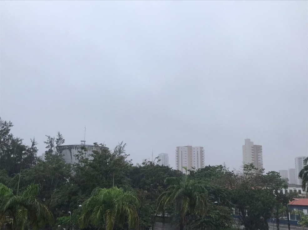 Tempo nublado em Fortaleza. — Foto: Isayane Sampaio/g1