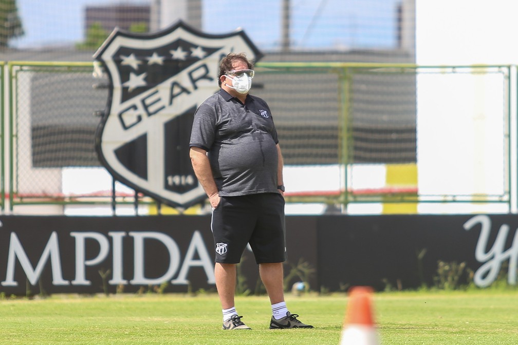 Guto Ferreira comanda treino no Ceará após liberação do Governo. Campeonato deve voltar no final de julho — Foto: Felipe Santos/cearasc.com