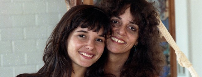 A atriz Daniella Perez com a mãe, Glória Perez, em 1991. Assassinato da atriz chocou o país, em 1992, e agora é tema de série lançada na HBO Max  — Foto: Paulo Rubens Fonseca/Agência O Globo