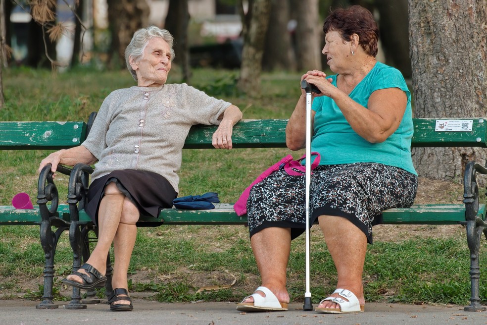 Idosas sentadas em banco: um ter&ccedil;o dos casos de dem&ecirc;ncia pode ser evitado com a ado&ccedil;&atilde;o de um estilo de vida saud&aacute;vel &mdash; Foto:  Candid Shots para Pixabay
