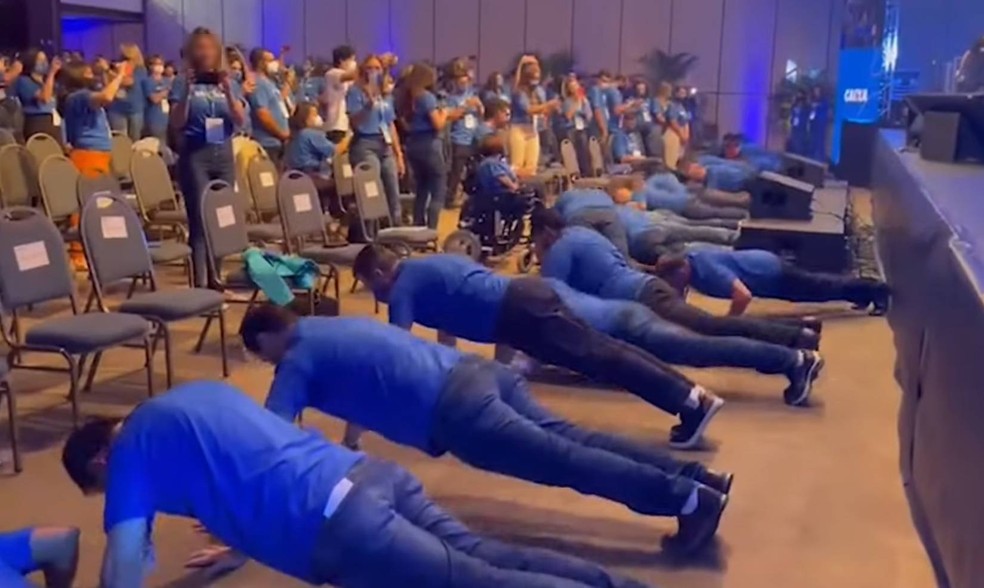 Presidente da Caixa coloca funcionários para fazer flexões em evento em Atibaia — Foto: Reprodução/Sindicato dos Bancários do ABC