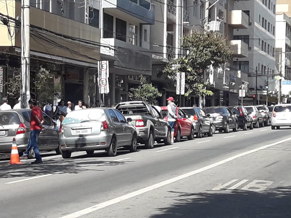 Motoristas fazem filas em postos de combustíveis em Divinópolis (Foto: Maria Pereira/arquivo pessoal)