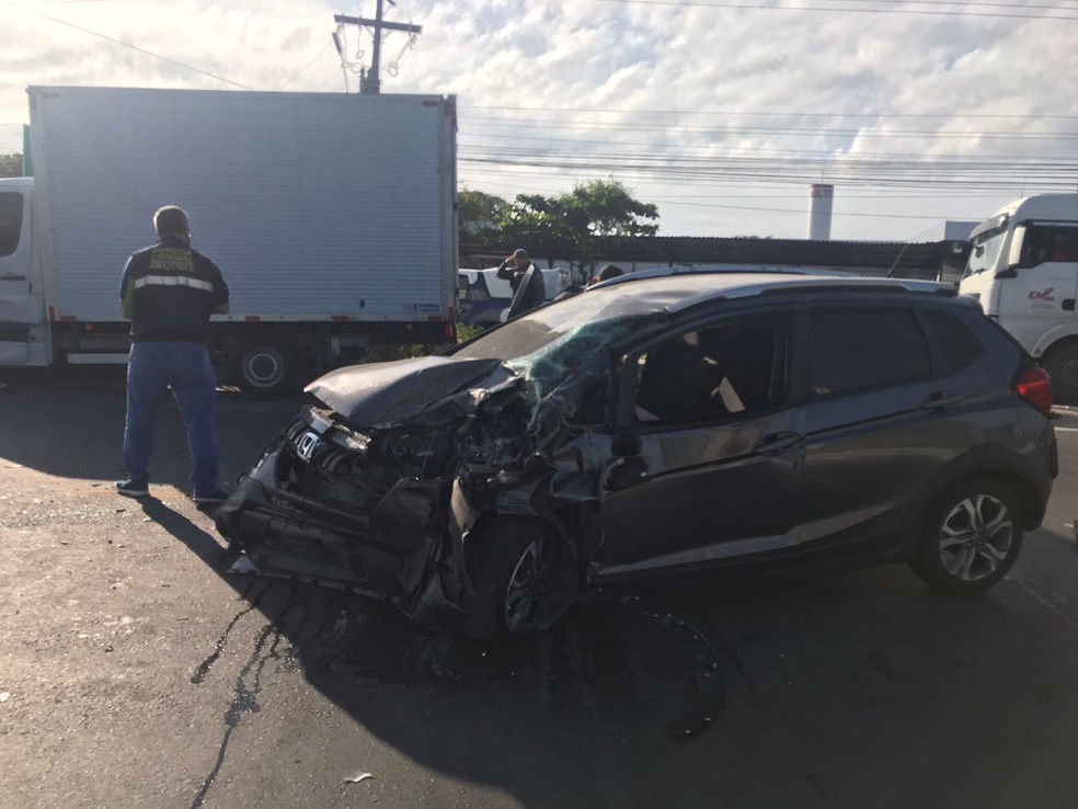 Por causa do acidente, trânsito ficou prejudicado — Foto: Jucélio Paiva/Rede Amazônica