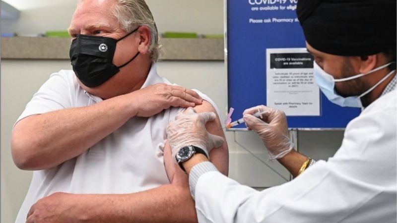 BBC O premiê de Ontario, Doug Ford, recebe imunizante; vacinação no Canadá tem sido lenta (Foto: Reuters via BBC)