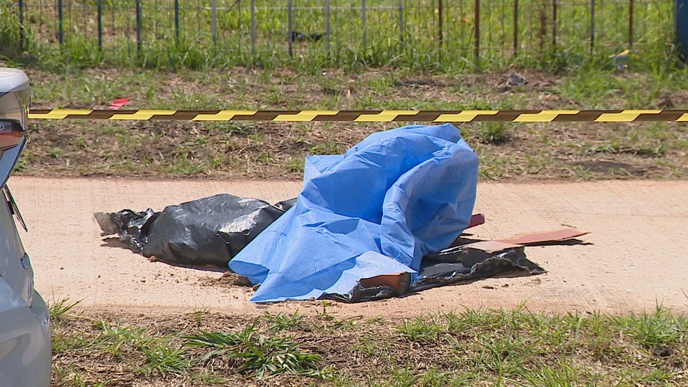 Cabeça humana foi encontrada dentro de uma mochila que estava na calçada em Porto Alegre — Foto: Reprodução/RBS TV