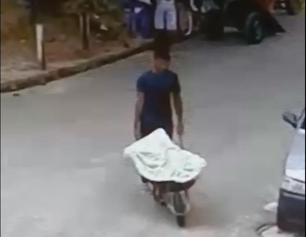 Matheus foi flagrado por câmeras de segurança quando transportava o corpo de Bianca em um carrinho de mão — Foto: Reprodução/Tv Liberal