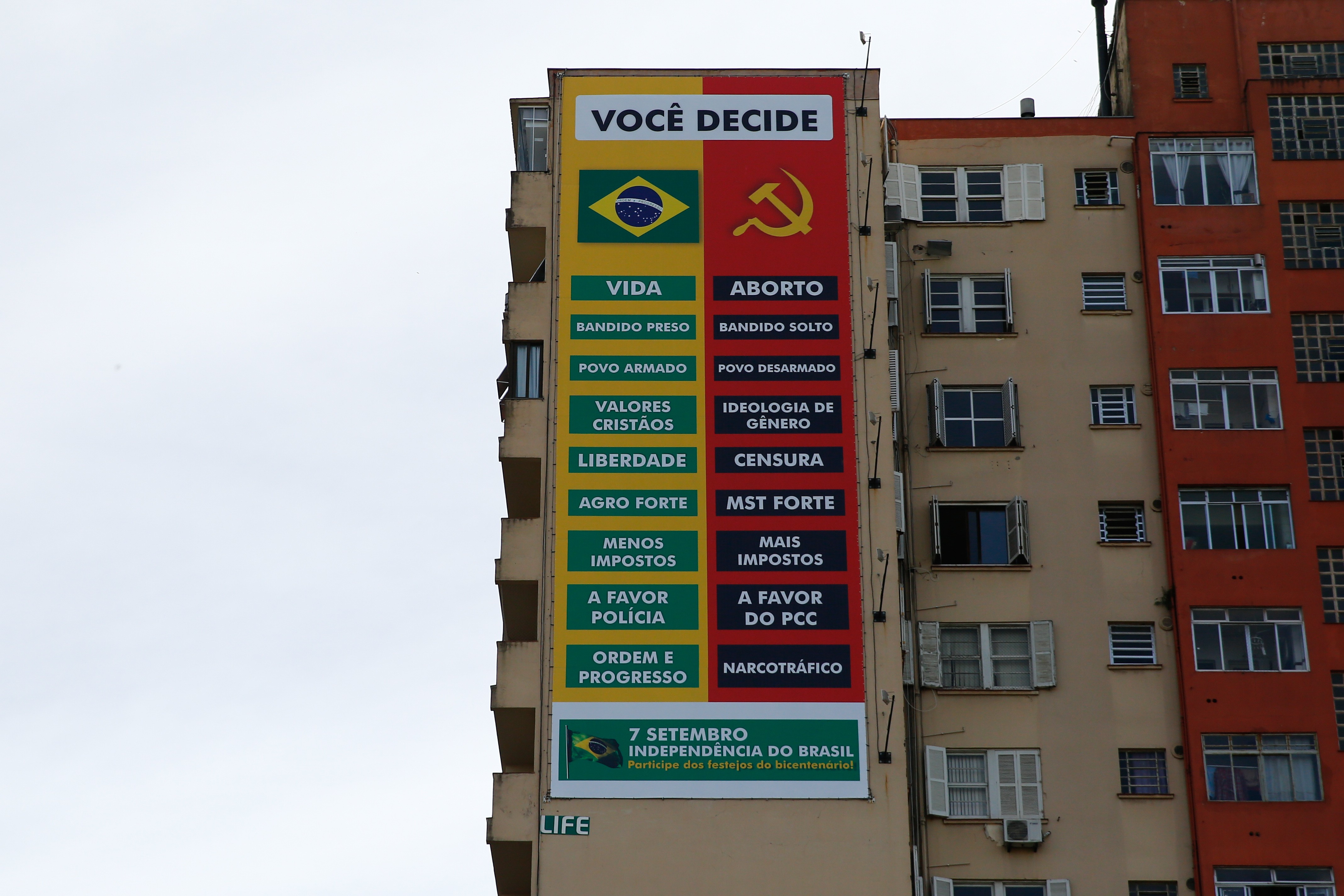 Ministério Público pede à Justiça Eleitoral retirada de painel gigante que associa esquerda a facção criminosa em Porto Alegre
