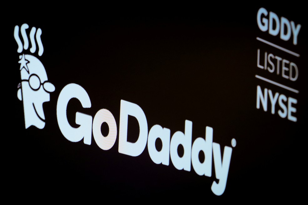 Logo da GoDaddy na bolsa de valores de New York (NYSE) em 4 de março de 2019 — Foto: REUTERS/Brendan McDermid