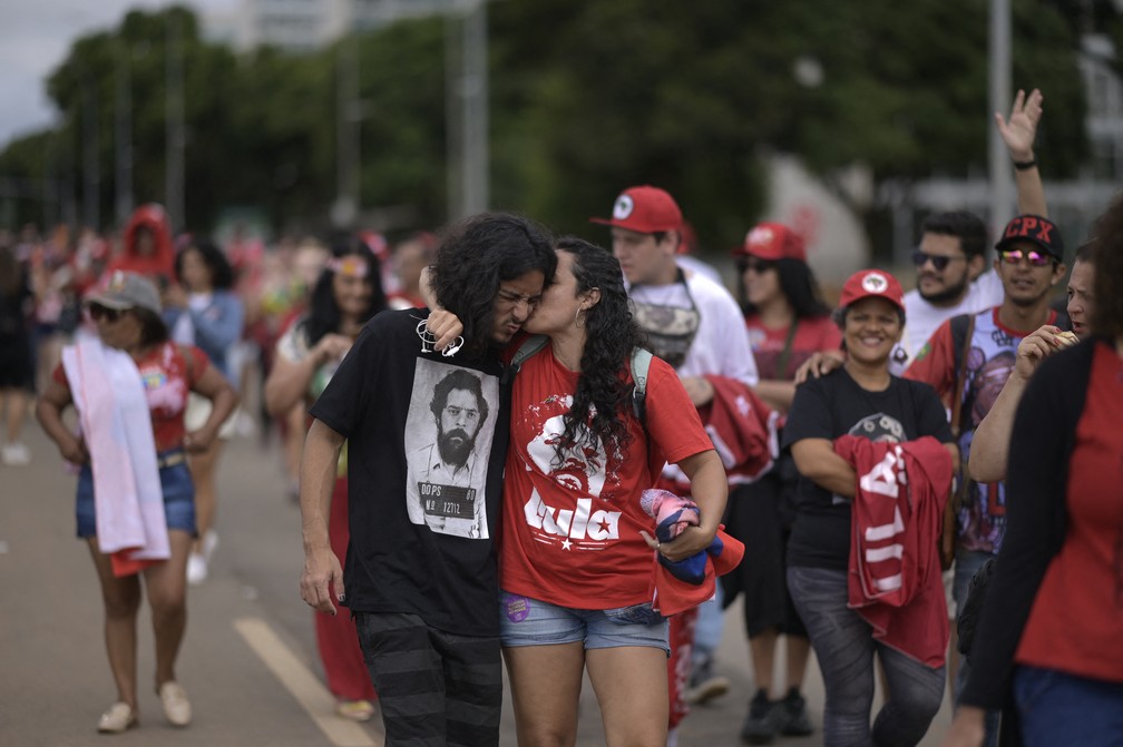 Público chega para posse de Lula, em Brasília, neste domingo (1º) — Foto: Douglas Magno/AFP