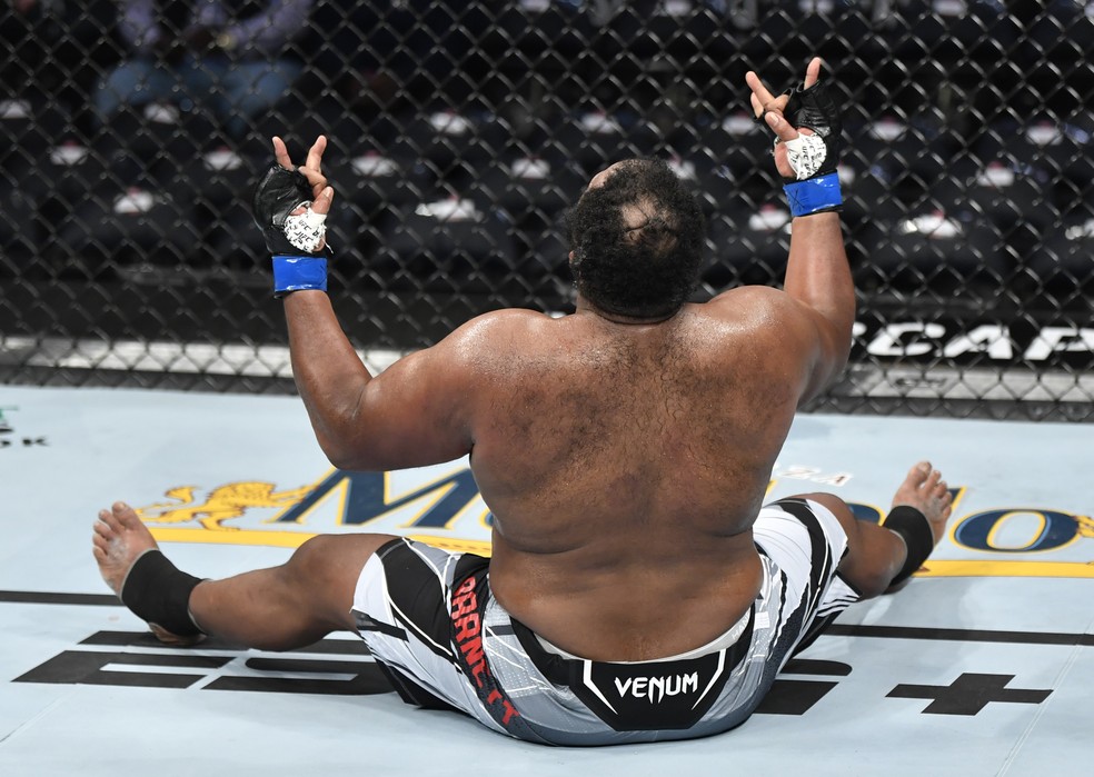 Chris Barnett festeja sentado após cambalhota no ar a vitória sobre Gian Villante no UFC 268 — Foto: Getty Images