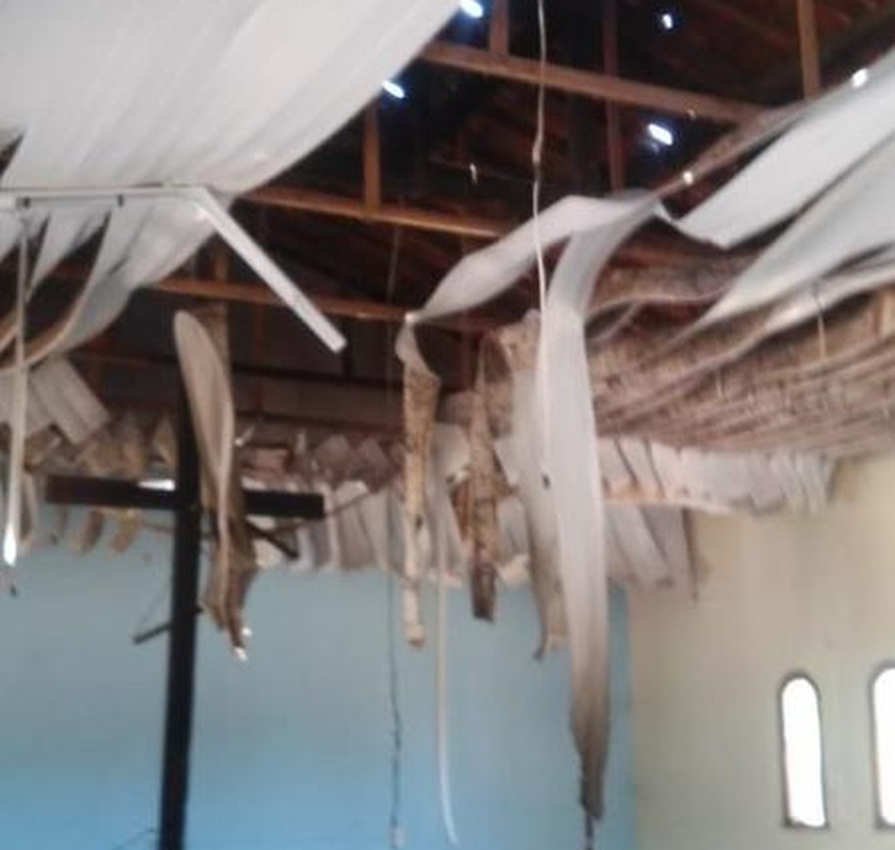 Forro de PVC da Igreja CatÃ³lica foi destruÃ­do pelo fogo na comunidade indÃ­gena Pankararu de JatobÃ¡ â Foto: DivulgaÃ§Ã£o
