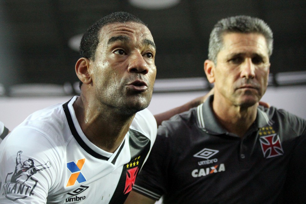 Rodrigo e Jorginho durante conversa no vestiário (Foto: Carlos Gregório Jr/Vasco.com.br)
