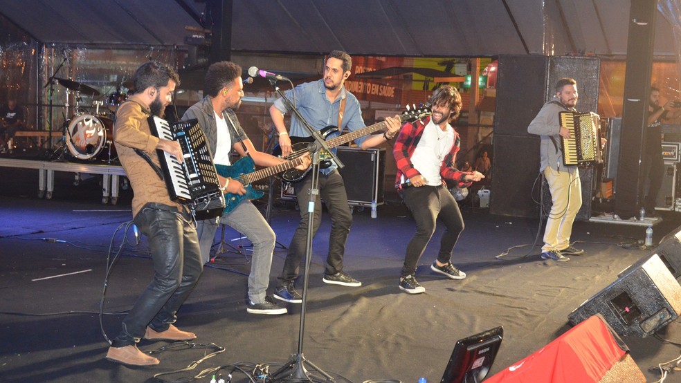 Os Gonzagas se apresenta em Alagoa Nova (Foto: Kamylla Lima/G1)