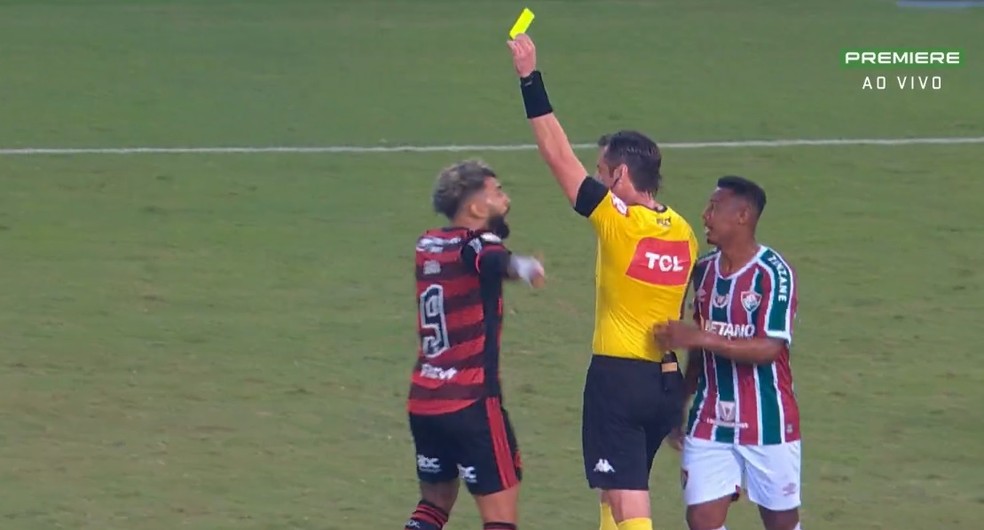 Cartão amarelo para Gabigol, em Fluminense x Flamengo, pelo Campeonato Brasileiro — Foto: Reprodução: Premiere