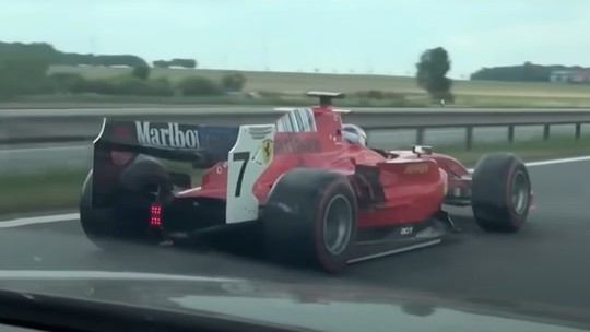 Vídeo: Carro da Fórmula 2 é flagrado acelerando em rodovia na República Tcheca