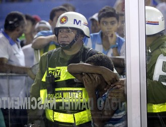 Suposto torcedor menor de idade que teria arremessado garrafa para dentro de campo (Foto: Tarso Sarraf/O Liberal)