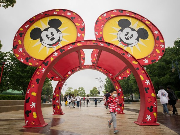 SHANGHAI, CHINA - MAY 05: Tourists at Disney town on May 05, 2020 in Shanghai, China. After decades of growth, officials said Chinas economy had shrunk in the latest quarter due to the impact of the coronavirus epidemic. The slump in the worlds second lar (Foto: Getty Images)