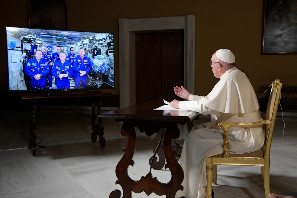 Papa Francisco conversa com astronautas da Estação Espacial Internacional nesta quinta-feira (26) (Foto: (L'Osservatore Romano/Pool Photo via AP)
