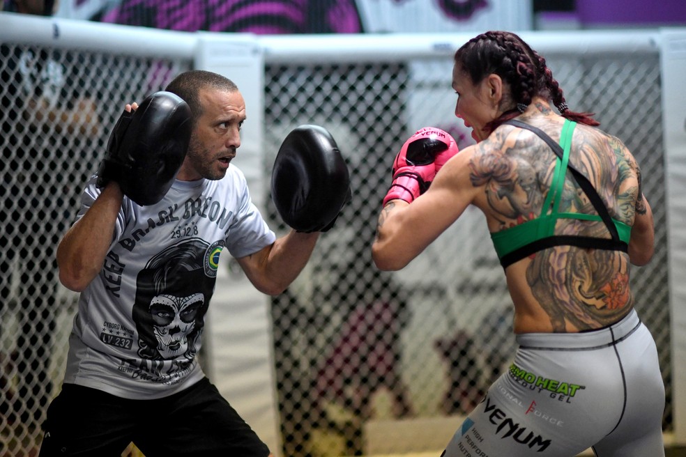 Jason Parillo e Cris Cyborg nos treinos para o UFC 232 — Foto: Getty Images