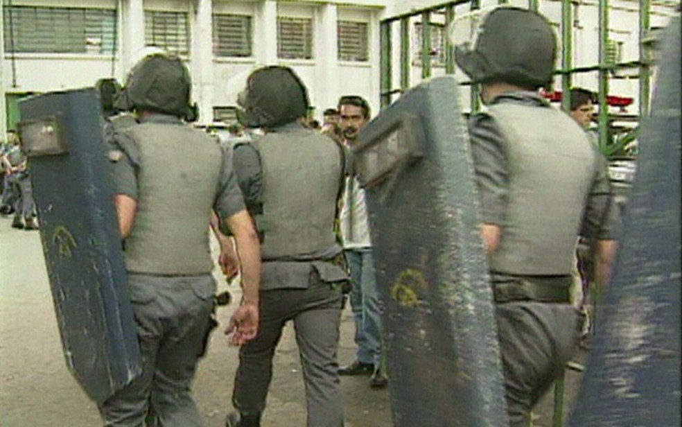 Policiais Militares entram armados no Carandiru em 1992 — Foto: Reprodução/Arquivo/GloboNews