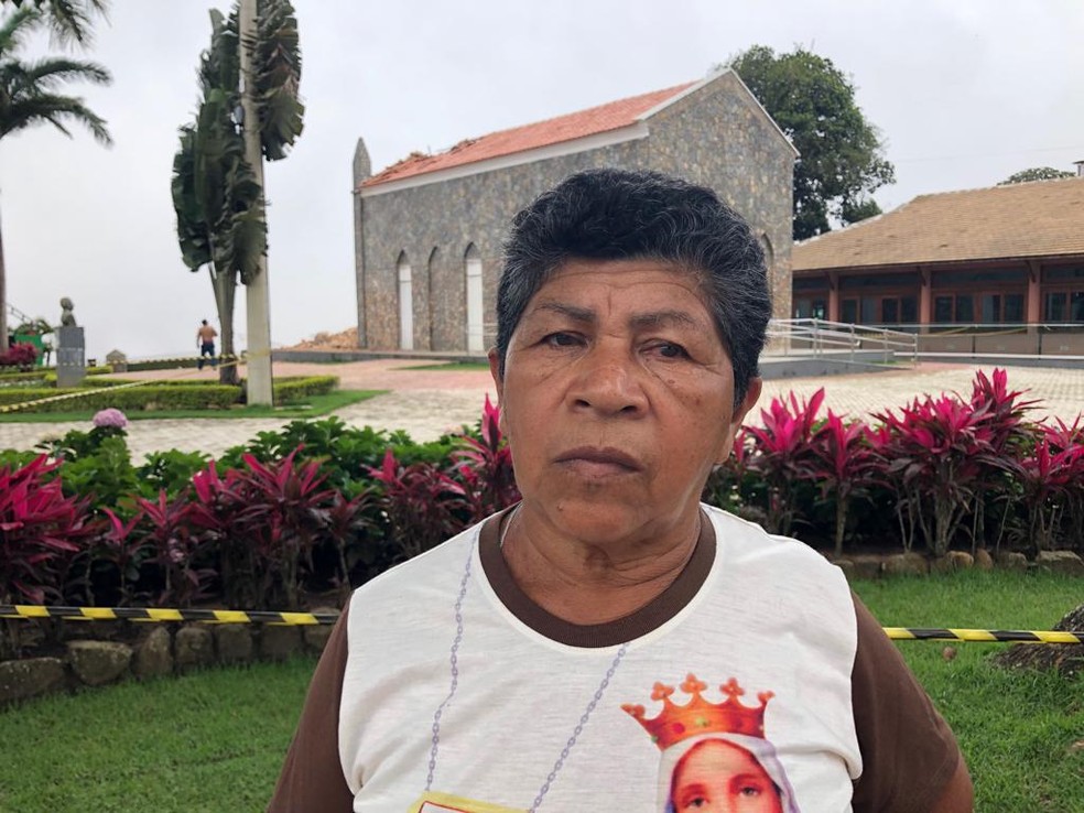 Aposentada foi ao mirante para ver o estado da igreja — Foto: Maristela Gláucia/Sistema Verdes Mares