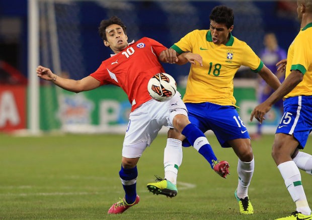 Valdivia trava disputa com Paulinho. Meia do Chile está afastado dos treinos (Foto: Getty Images)