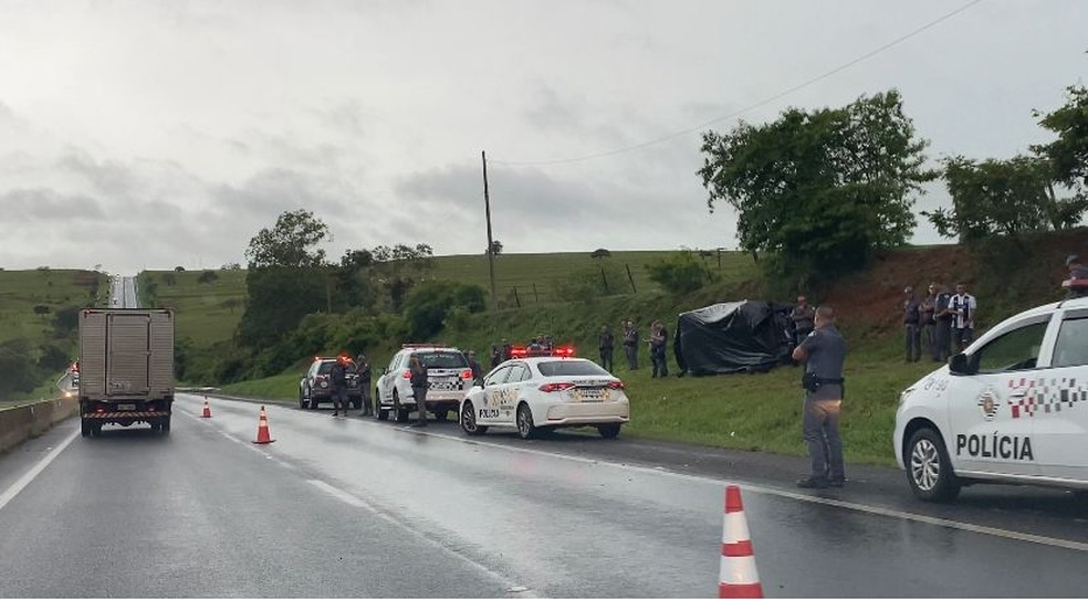 Duas viaturas do Baep capotam na Rodovia Raposo Tavares, em Piquerobi (SP) — Foto: Blog do Toninho