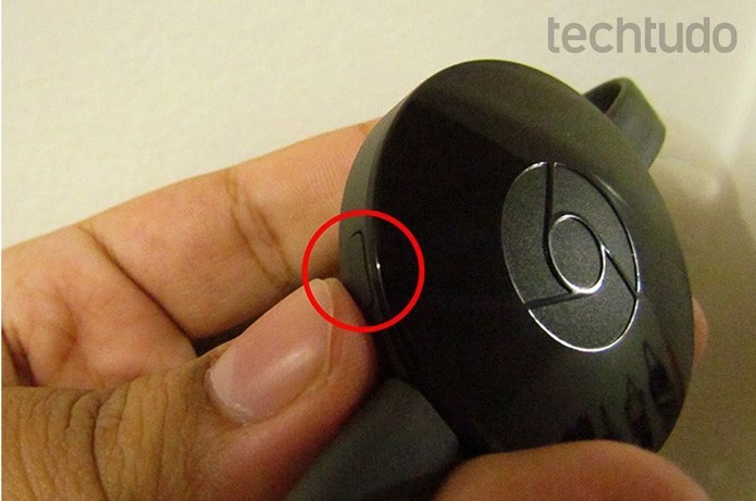 Pressione o botão para resetar o dongle (Foto: Paulo Alves/TechTudo)