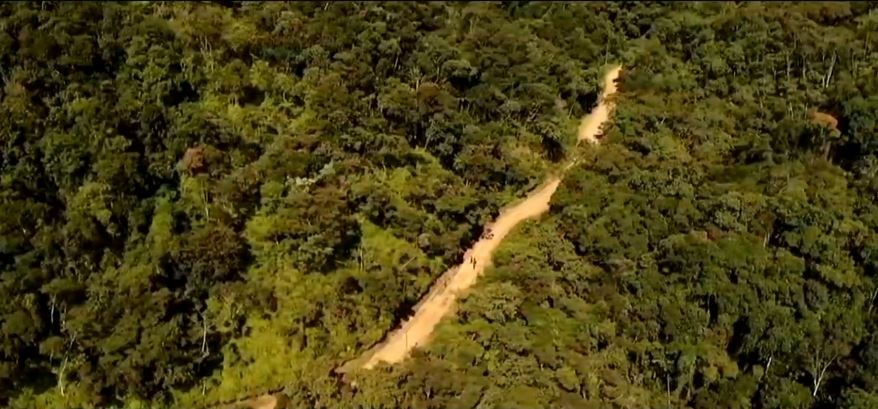 Imagens aéreas mostram local onde caminhão do Exército caiu de ribanceira em SC