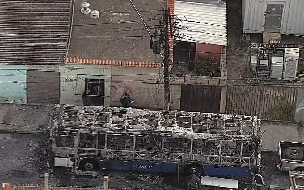 Ã”nibus Ã© atacado no bairro Maria Goretti, em Belo Horizonte (Foto: ReproduÃ§Ã£o/TV Globo)