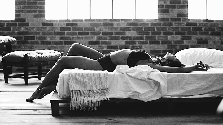 Bruna Marquezine sensualiza de lingerie na cama (Foto: Reprodução/Instagram)