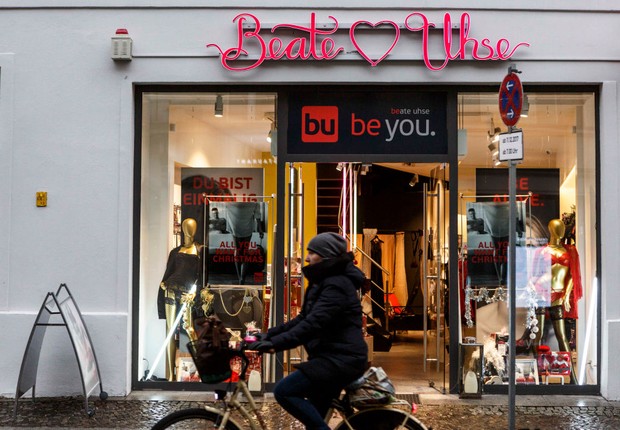 Ciclista passa diante de unidade da rede de sex shops Beate Uhse em Berlim. A rede fundada em 1962 pediu falência  (Foto: Carsten Koall/Getty Images)