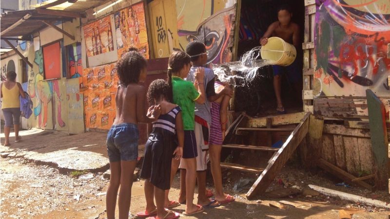 Com chegada do saneamento básico, moradores da Favela do Moinho agora sonham com regularização da energia elétrica, ampliação da coleta de lixo e implantação de um sistema de combate a incêndio (Foto: Caio Castor via BBC News)