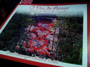 Livro retrata "Ação do Coração" que aconteceu em Santos (Foto: Mariane Rossi/G1)