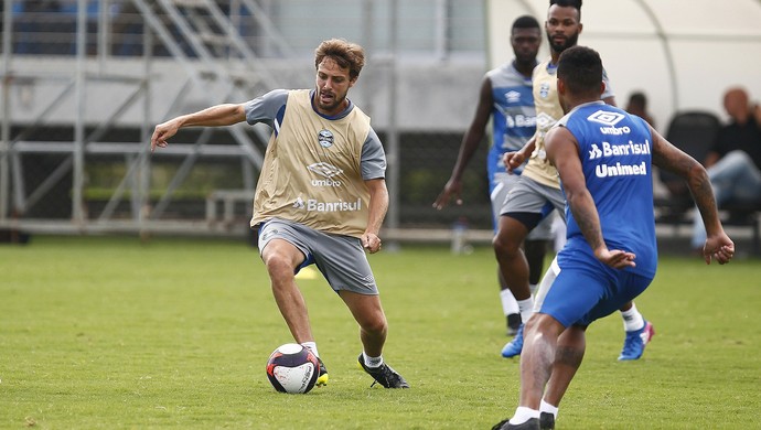 Maxi Rodríguez fratura a mão direita e vira baixa no Grêmio por 4 semanas