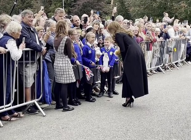 Kate Middleton escolheu a pequena Elizabeth no meio de uma multidão, em Norfolk (Foto: Reprodução/ Daily Mail)
