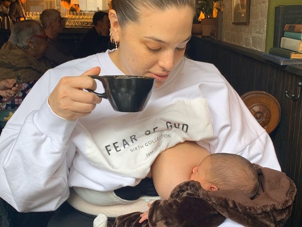 Ashley Graham com o filho (Foto: Reprodução/Instagram)