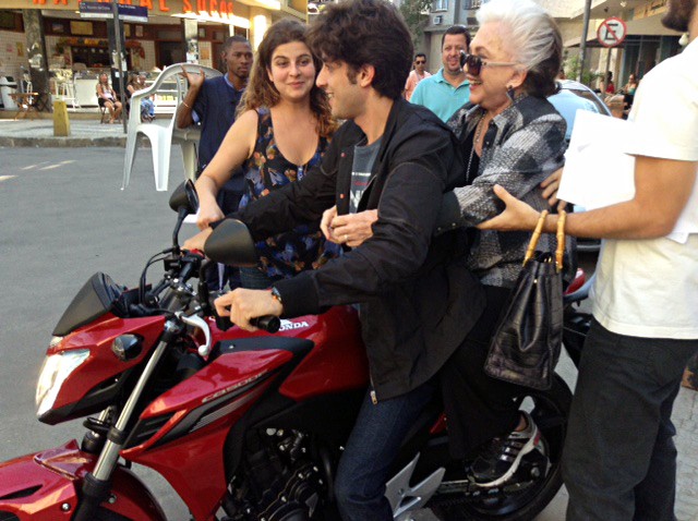 Chay Suede leva Nathalia Timberg para passeio de moto durante as gravações (Foto: Teresa Prata)