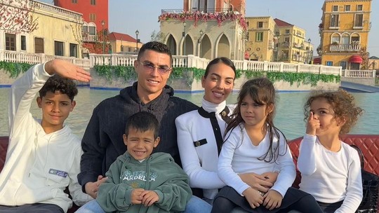 Cristiano Ronaldo faz passeio em família: "Tempo de qualidade"