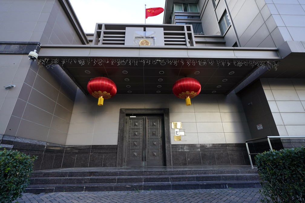 Fachada do consulado chinês em Houston, no Texas, no dia em que os Estados Unidos mandaram a China fechar a representação diplomática. — Foto: David J. Phillip/AP