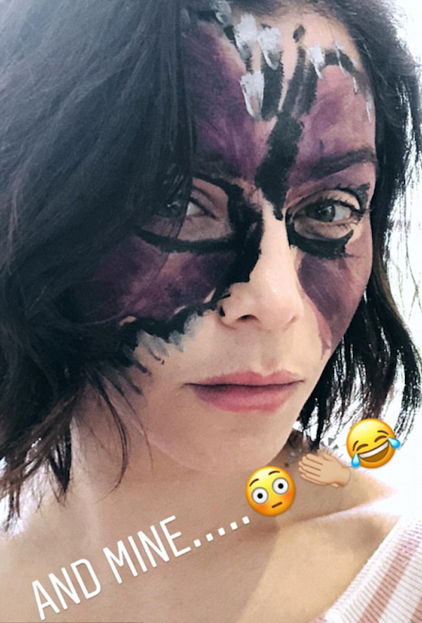 A atriz Jenna Dewan Tatum com o rosto pintado pela filha (Foto: Instagram)