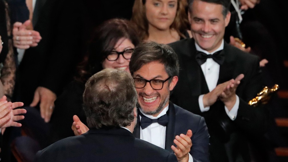 Gael García Bernal parabeniza Guillermo del Toro por prêmio de Melhor Filme para 'A forma da água' (Foto: Lucas Jackson/Reuters)