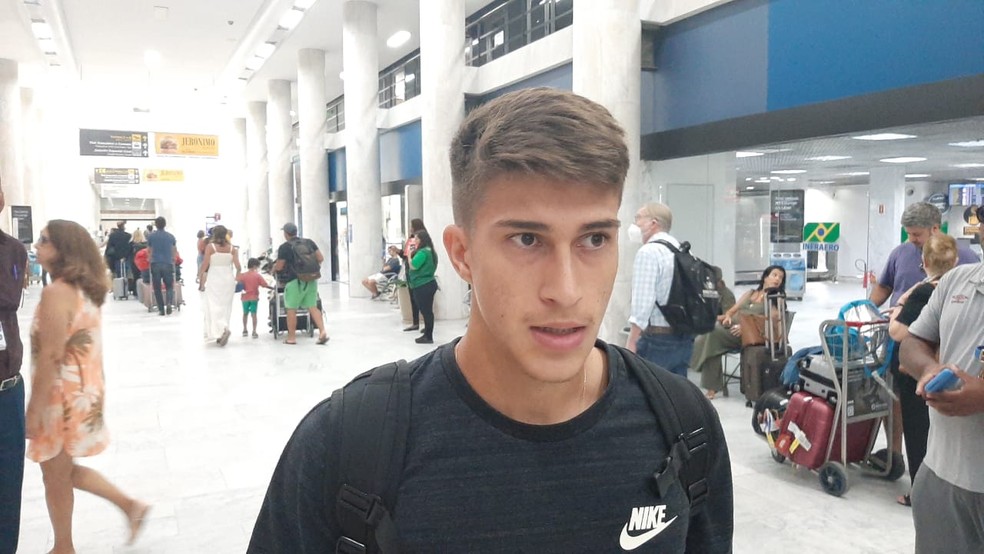 Gabriel Pirani chega ao Rio para assinar com o Flu — Foto: Davi Barros