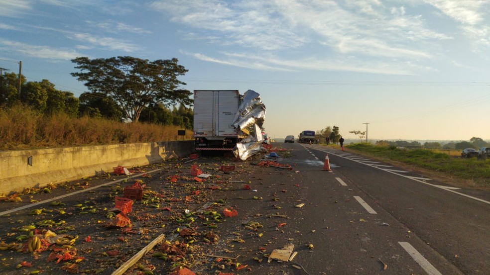 Carga de banana ficou espalhada pela SP-425, em Pirapozinho — Foto: Polícia Rodoviária